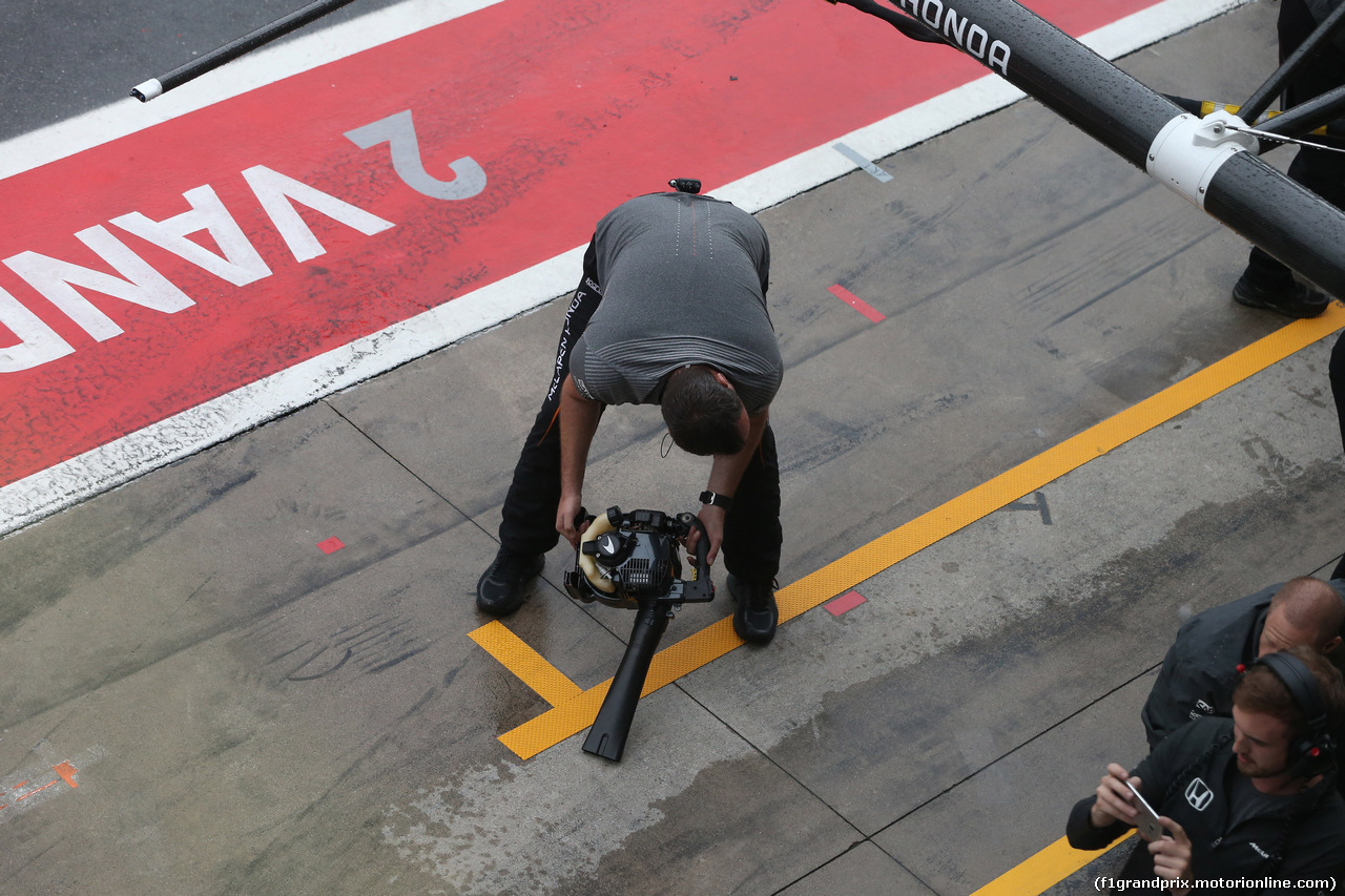 GP ITALIA, 02.09.2017- Qualifiche, Mclaren mechanic is trying to dry water from pitlane