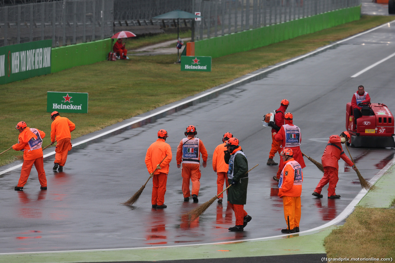 GP ITALIA, 02.09.2017- Qualifiche, Marshalls are drying the track