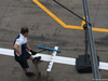 GP ITALIA, 02.09.2017- Qualifiche, william mechanic is try to dry water from pitlane