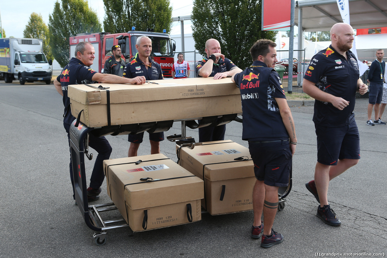 GP ITALIA, 01.09.2017- Red Bull meccanici with Spare Parts boxes