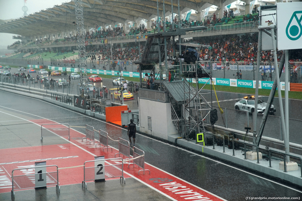 GP MALESIA, 01.10.2017 - Rain falls in the pit lane