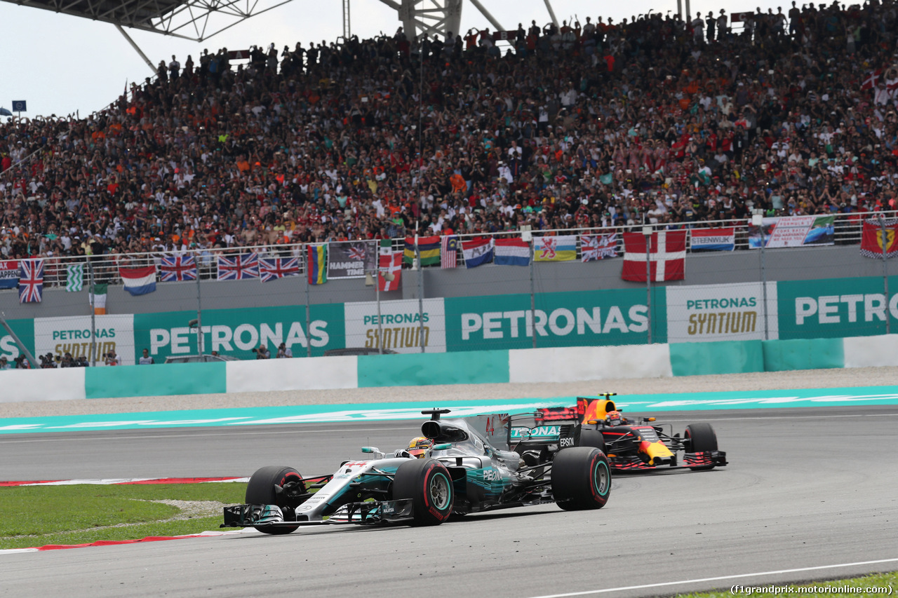 GP MALESIA, 01.10.2017 - Gara, Lewis Hamilton (GBR) Mercedes AMG F1 W08 davanti a Max Verstappen (NED) Red Bull Racing RB13