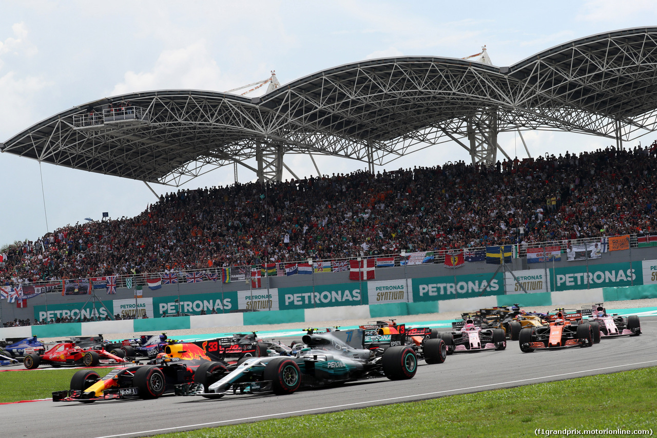 GP MALESIA, 01.10.2017 - Gara, Start of the race, Valtteri Bottas (FIN) Mercedes AMG F1 W08 e Max Verstappen (NED) Red Bull Racing RB13