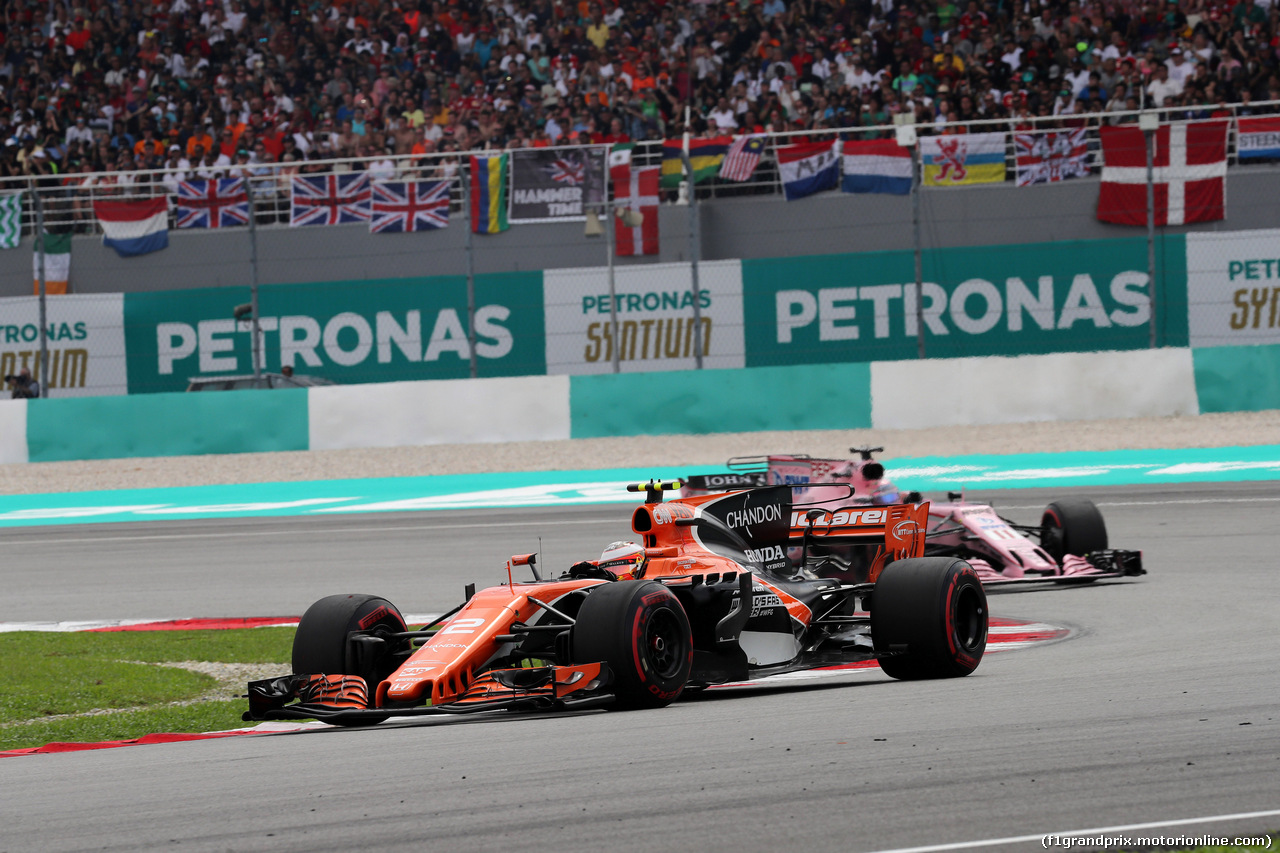 GP MALESIA, 01.10.2017 - Gara, Stoffel Vandoorne (BEL) McLaren MCL32 e Sergio Perez (MEX) Sahara Force India F1 VJM010
