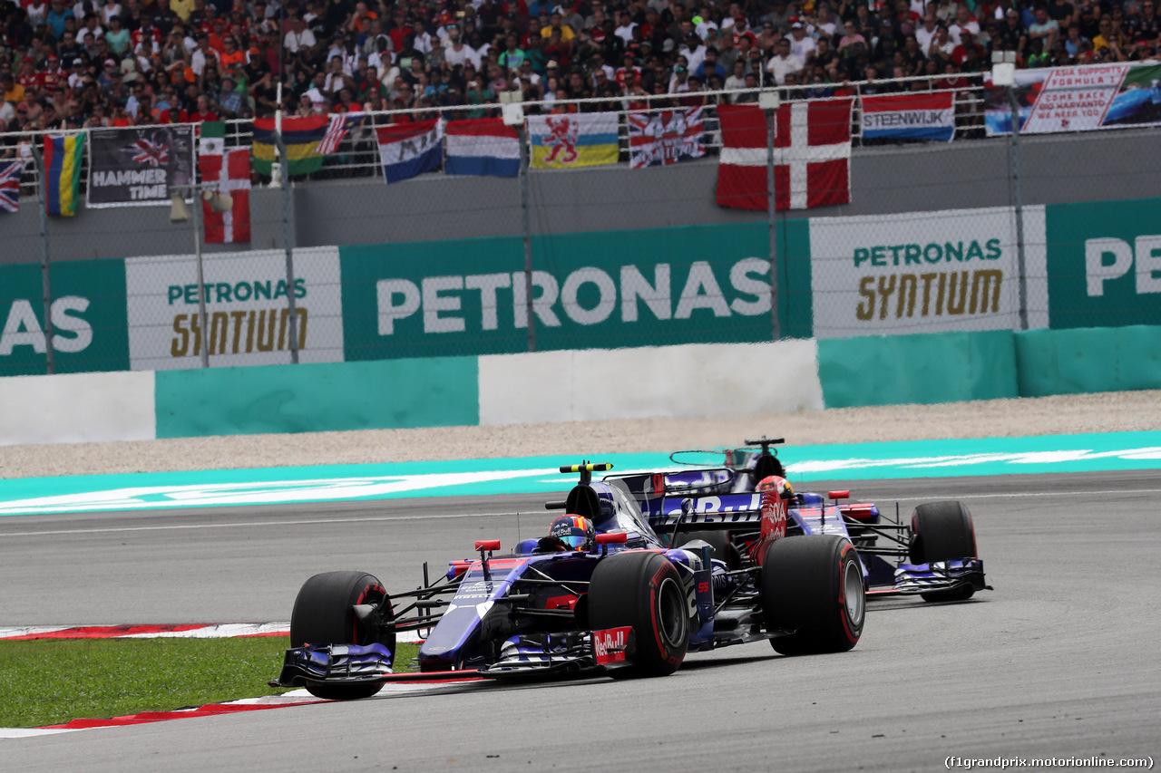 GP MALESIA, 01.10.2017 - Gara, Carlos Sainz Jr (ESP) Scuderia Toro Rosso STR12 davanti a Pierre Gasly (FRA) Scuderia Toro Rosso STR12