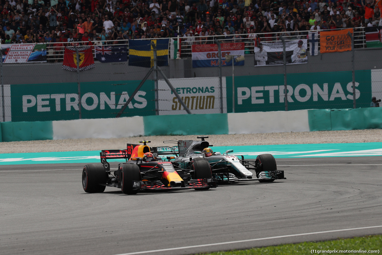 GP MALESIA, 01.10.2017 - Gara, Max Verstappen (NED) Red Bull Racing RB13 overtakes Lewis Hamilton (GBR) Mercedes AMG F1 W08