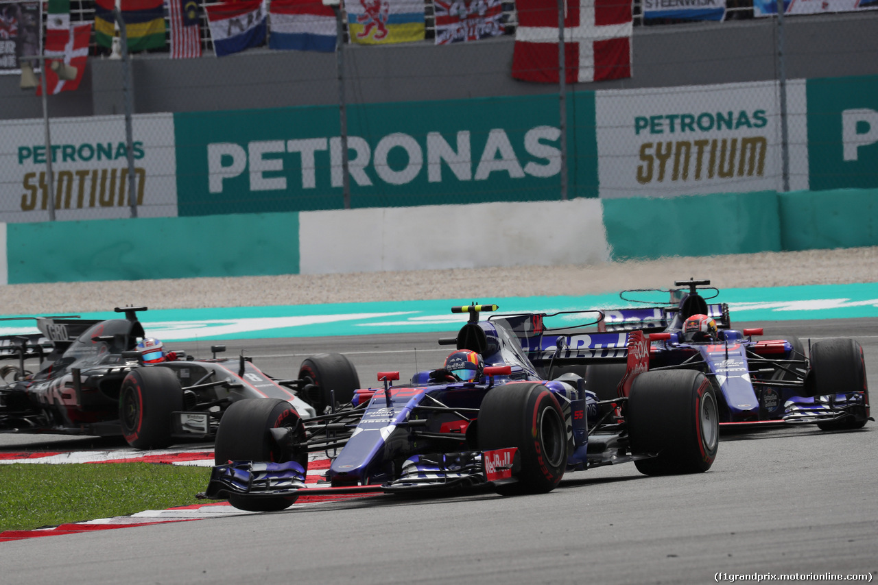 GP MALESIA, 01.10.2017 - Gara, Carlos Sainz Jr (ESP) Scuderia Toro Rosso STR12 davanti a Pierre Gasly (FRA) Scuderia Toro Rosso STR12