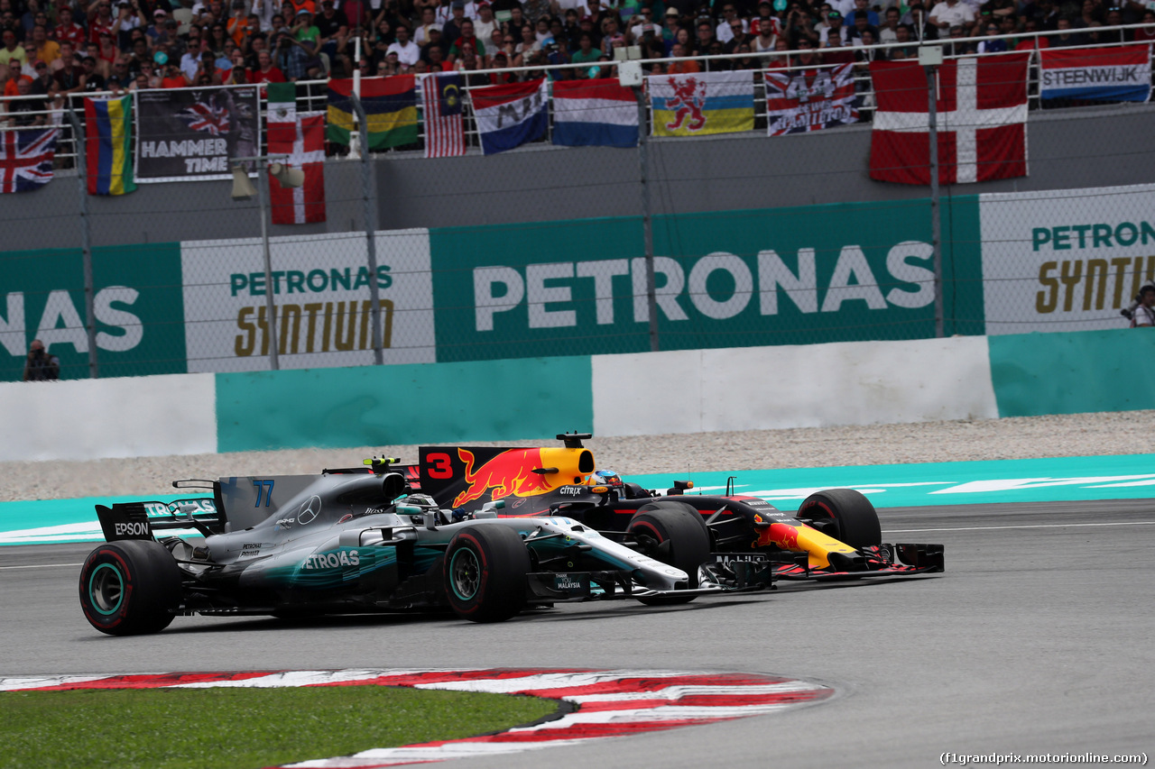 GP MALESIA, 01.10.2017 - Gara, Valtteri Bottas (FIN) Mercedes AMG F1 W08 e Daniel Ricciardo (AUS) Red Bull Racing RB13