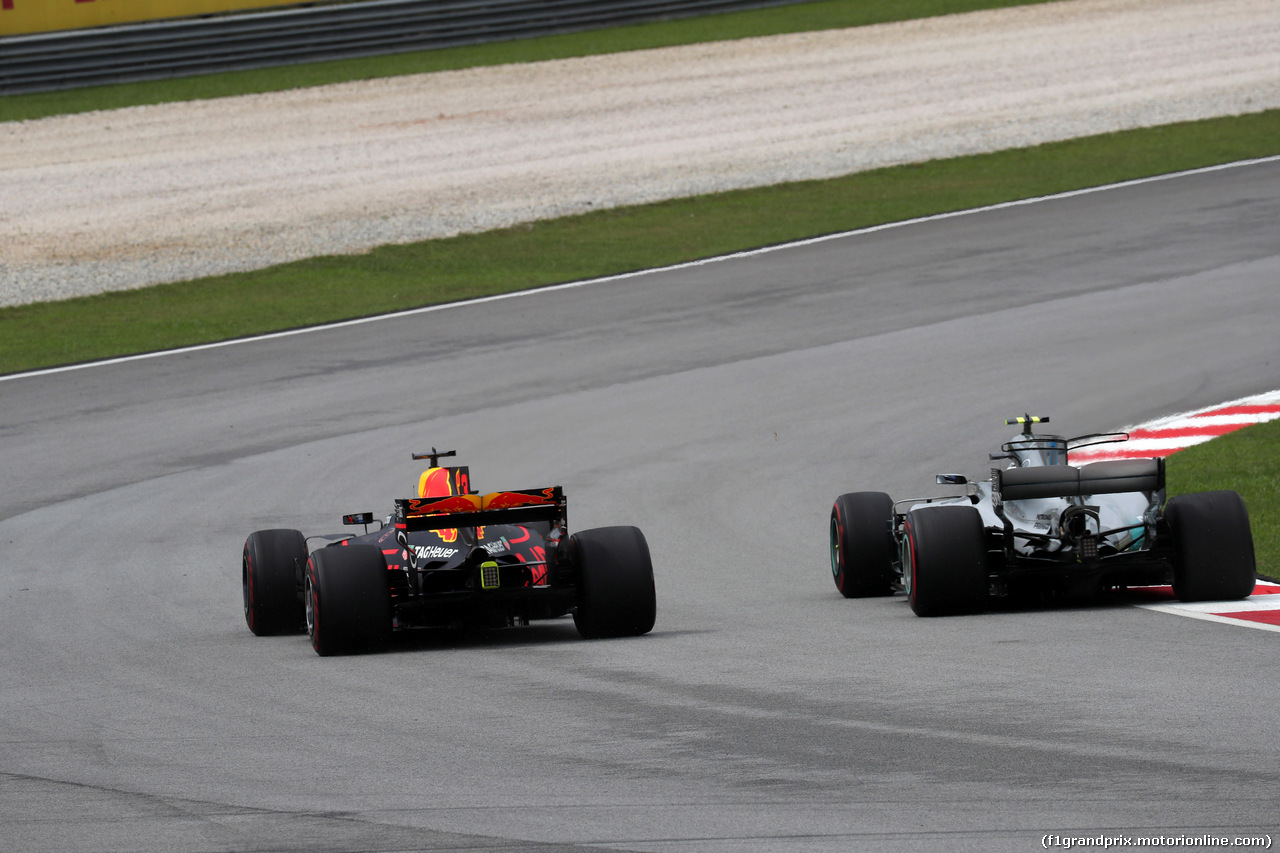 GP MALESIA, 01.10.2017 - Gara, Daniel Ricciardo (AUS) Red Bull Racing RB13 e Valtteri Bottas (FIN) Mercedes AMG F1 W08