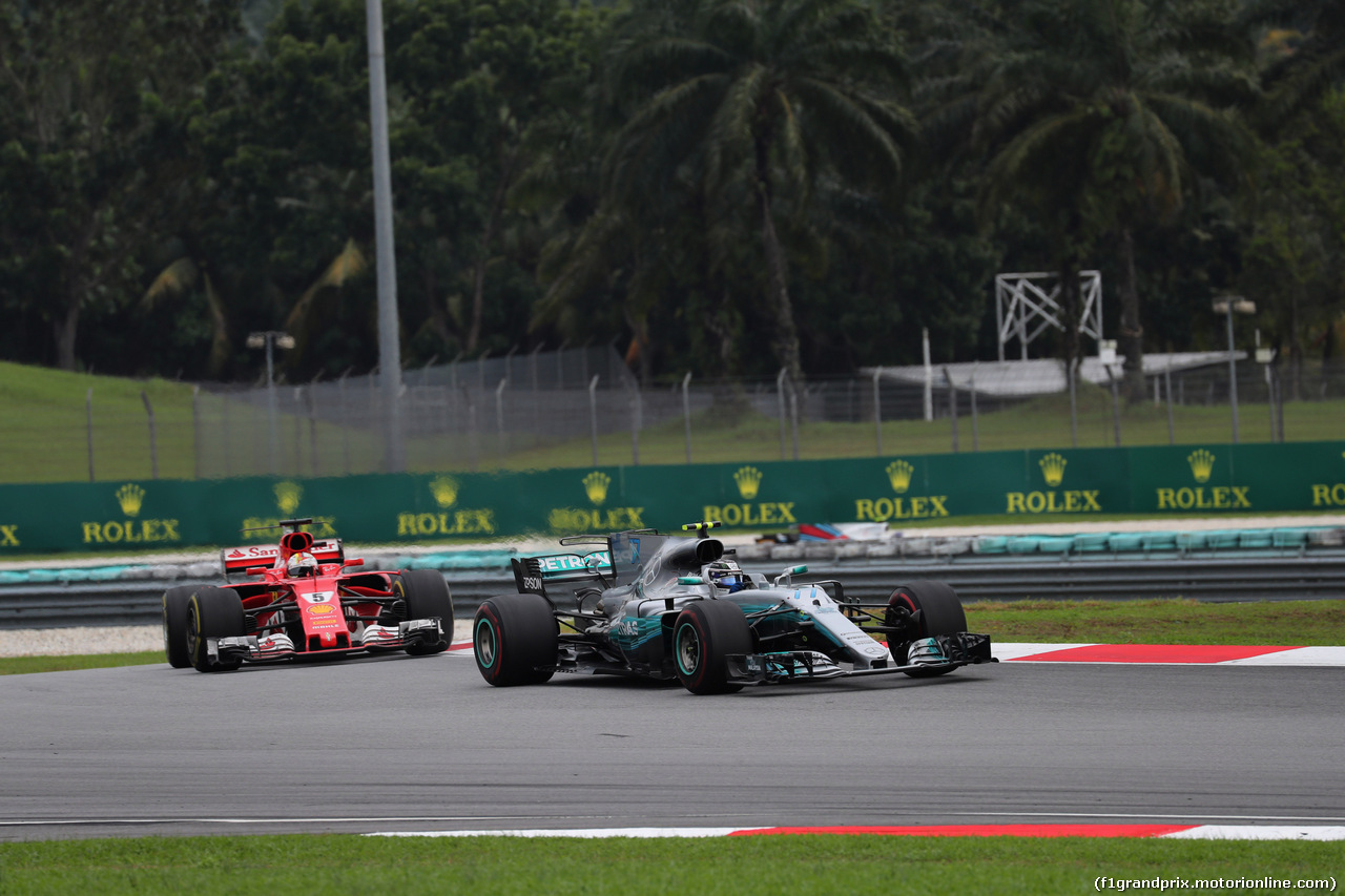 GP MALESIA, 01.10.2017 - Gara, Valtteri Bottas (FIN) Mercedes AMG F1 W08 davanti a Sebastian Vettel (GER) Ferrari SF70H