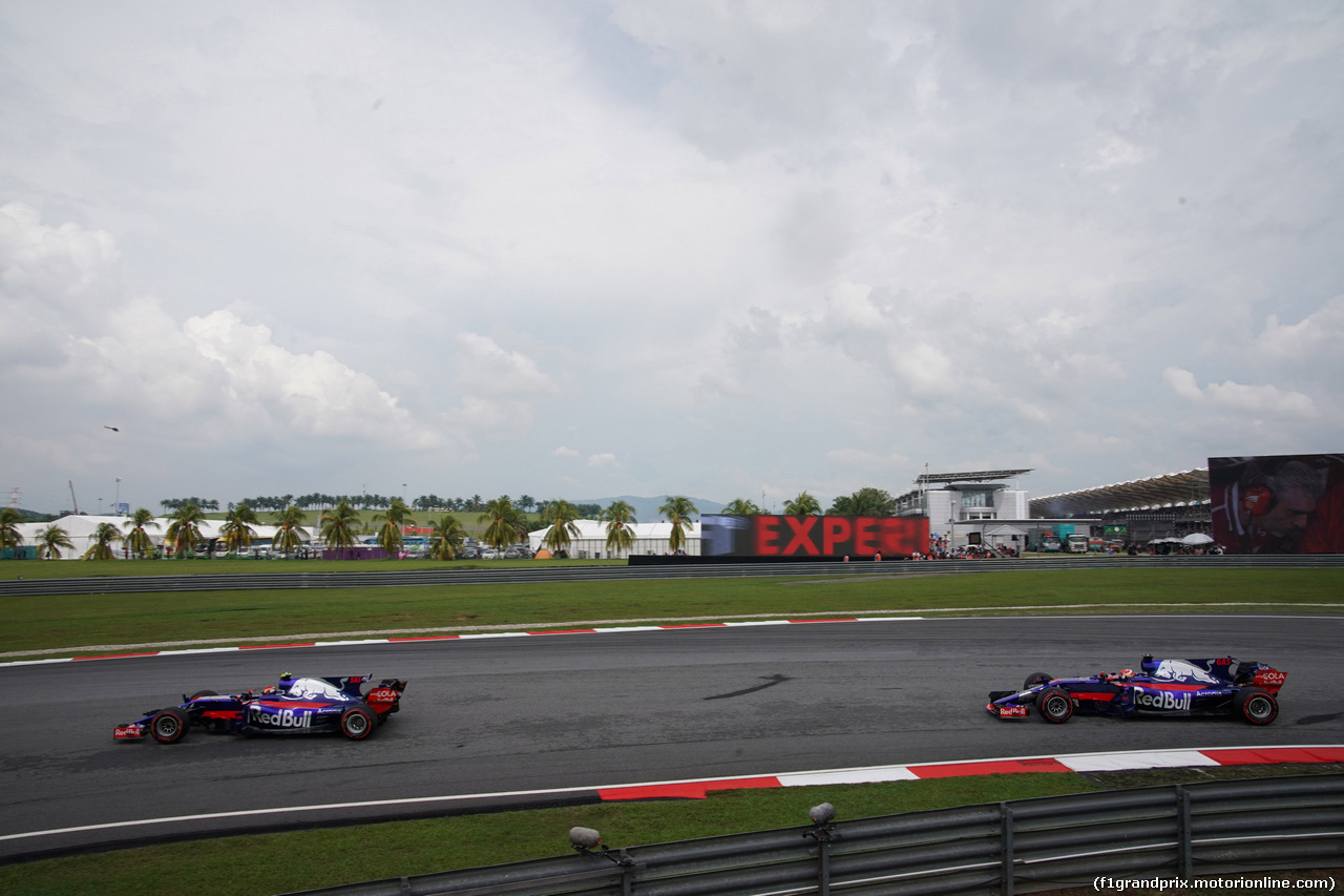 GP MALESIA, 01.10.2017 - Gara, Carlos Sainz Jr (ESP) Scuderia Toro Rosso STR12 e Pierre Gasly (FRA) Scuderia Toro Rosso STR12
