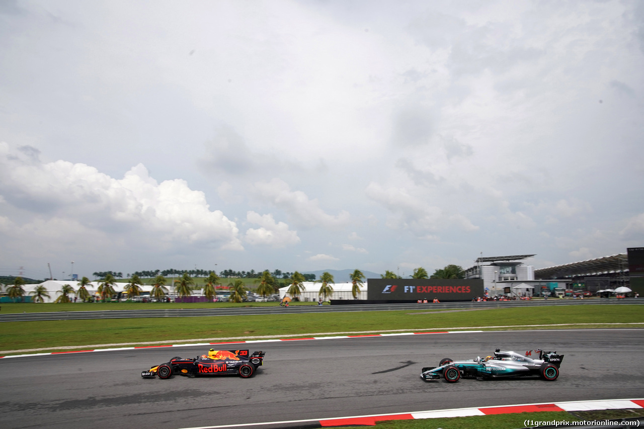 GP MALESIA, 01.10.2017 - Gara, Max Verstappen (NED) Red Bull Racing RB13 e Lewis Hamilton (GBR) Mercedes AMG F1 W08