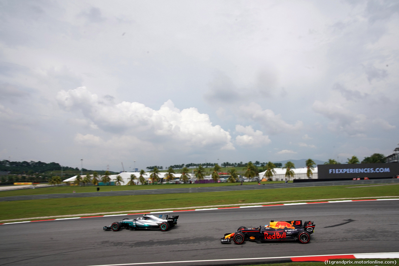 GP MALESIA, 01.10.2017 - Gara, Valtteri Bottas (FIN) Mercedes AMG F1 W08 e Daniel Ricciardo (AUS) Red Bull Racing RB13