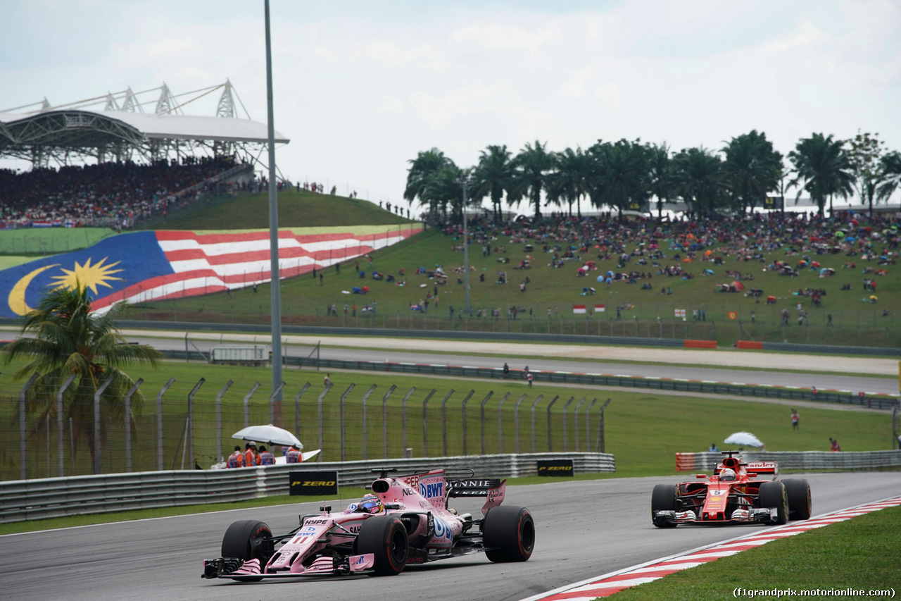 GP MALESIA, 01.10.2017 - Gara, Sergio Perez (MEX) Sahara Force India F1 VJM010 e Sebastian Vettel (GER) Ferrari SF70H
