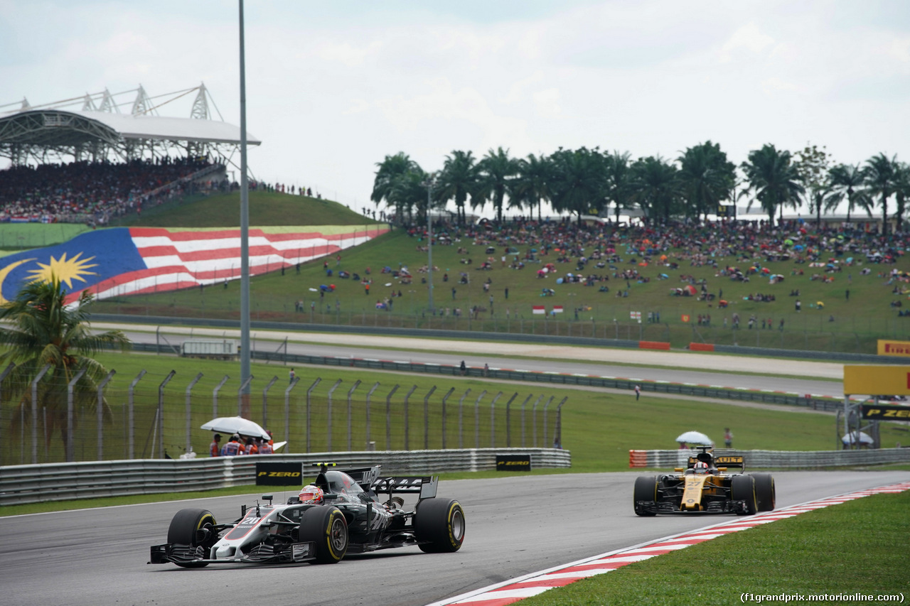 GP MALESIA, 01.10.2017 - Gara, Kevin Magnussen (DEN) Haas F1 Team VF-17 e Nico Hulkenberg (GER) Renault Sport F1 Team RS17