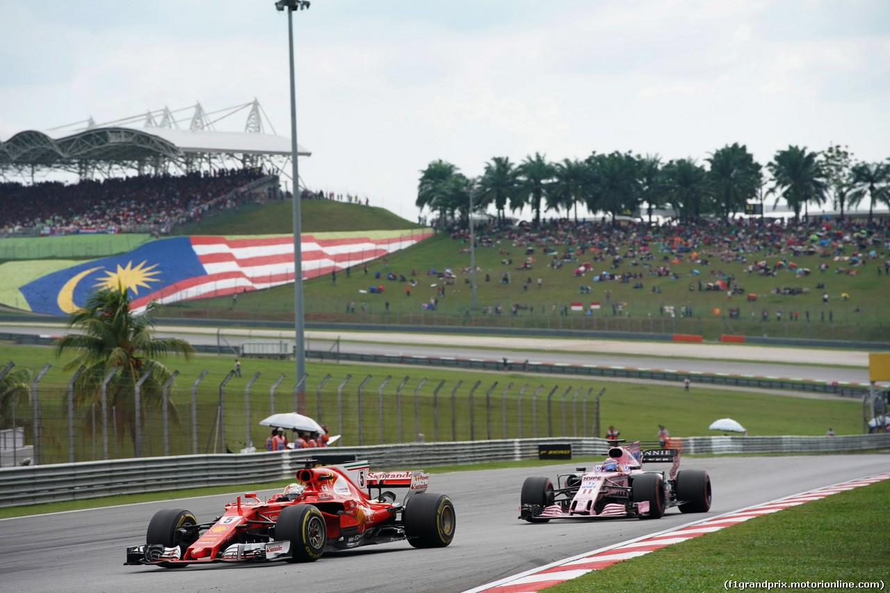 GP MALESIA, 01.10.2017 - Gara, Sebastian Vettel (GER) Ferrari SF70H e Sergio Perez (MEX) Sahara Force India F1 VJM010