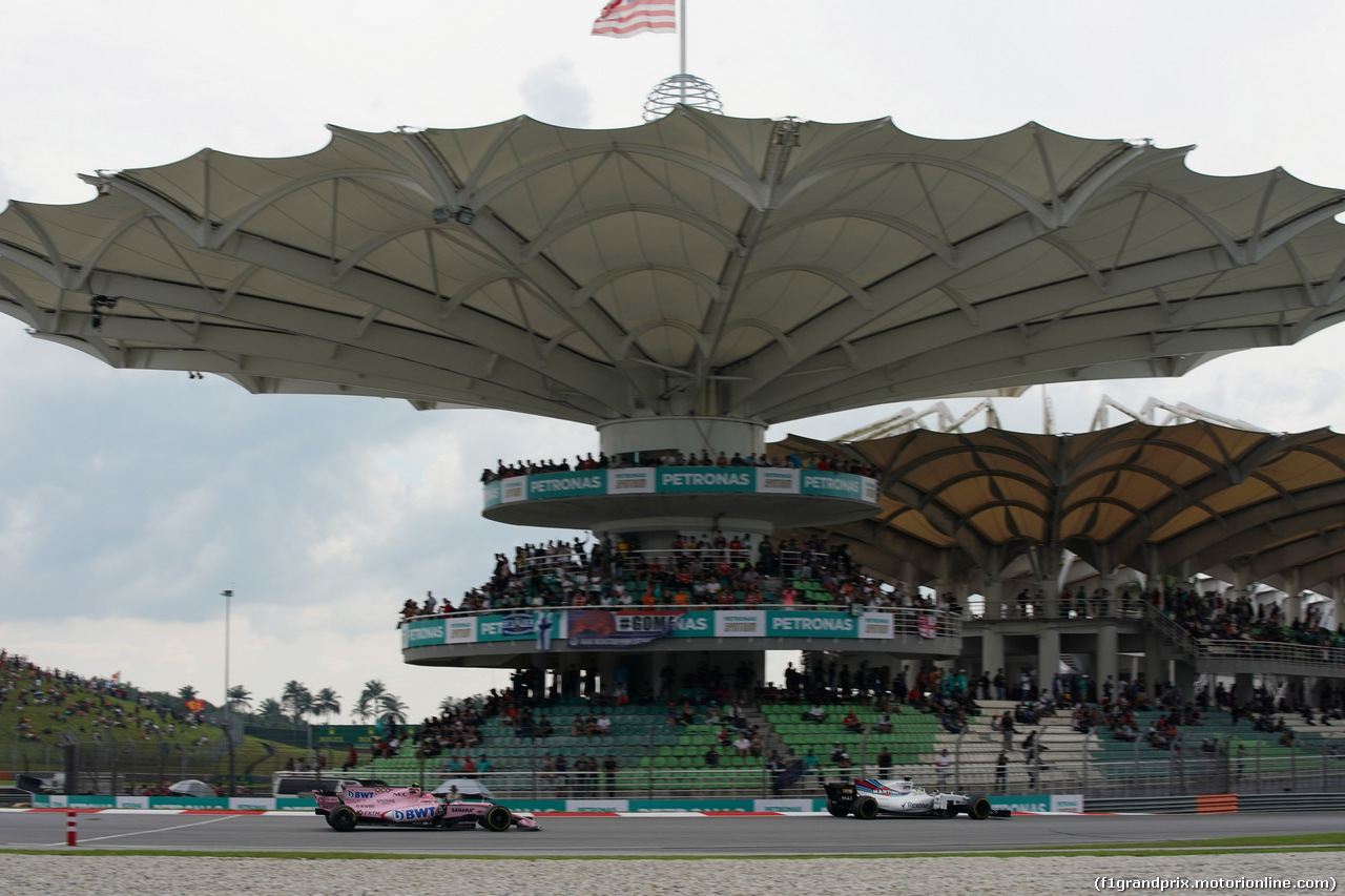 GP MALESIA, 01.10.2017 - Gara, Esteban Ocon (FRA) Sahara Force India F1 VJM10 e Felipe Massa (BRA) Williams FW40