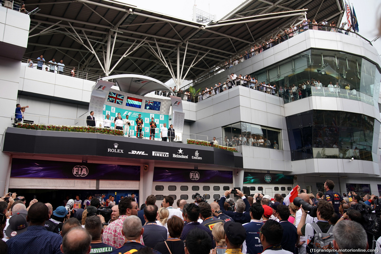 GP MALESIA, 01.10.2017 - Gara, 1st place Max Verstappen (NED) Red Bull Racing RB13, 2nd place Lewis Hamilton (GBR) Mercedes AMG F1 W08 e 3rd place Daniel Ricciardo (AUS) Red Bull Racing RB13