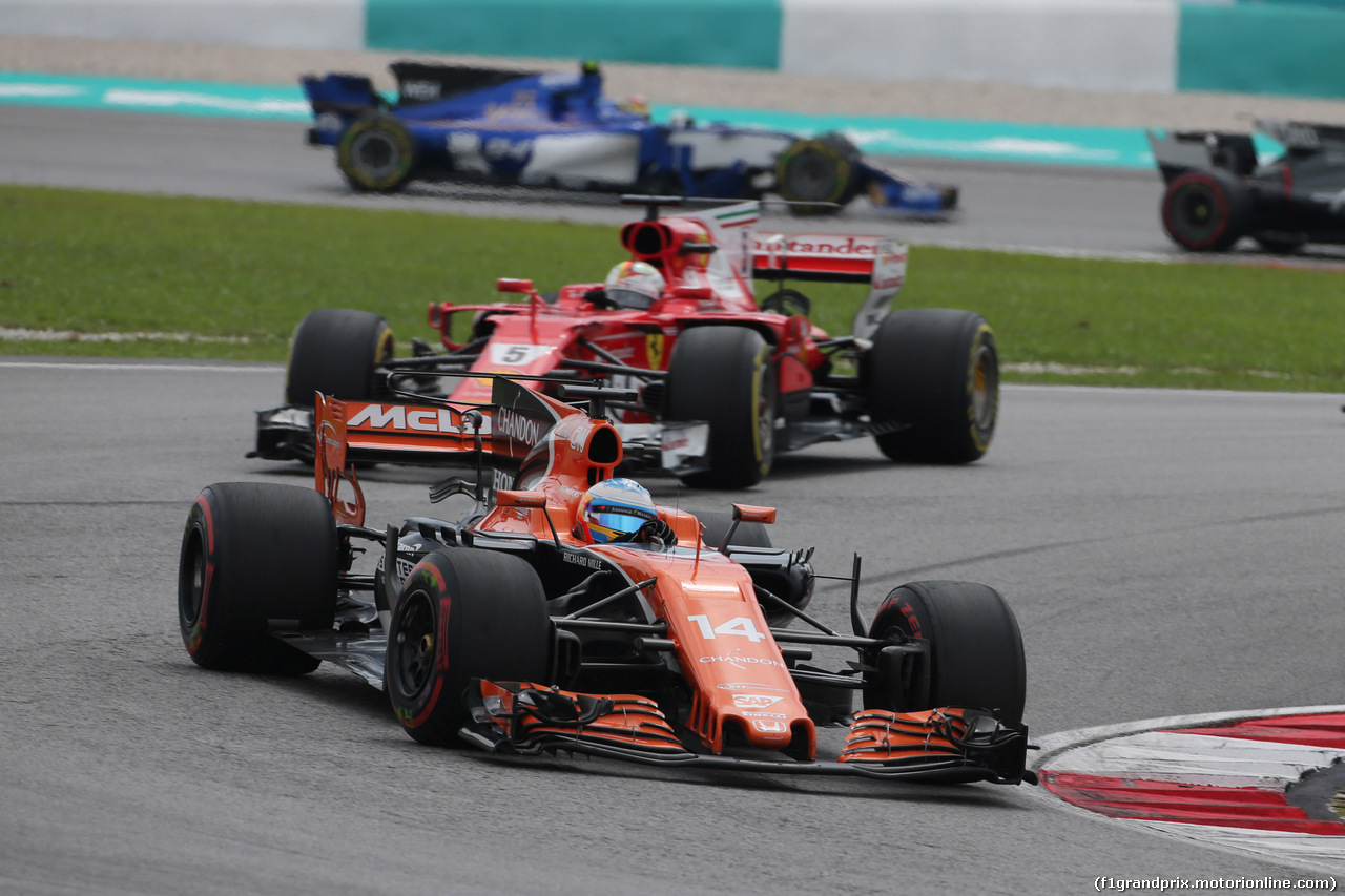 GP MALESIA, 01.10.2017 - Gara, Fernando Alonso (ESP) McLaren MCL32 davanti a Sebastian Vettel (GER) Ferrari SF70H