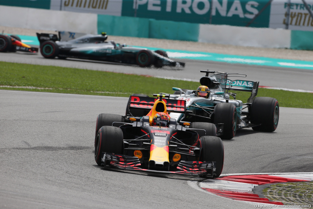 GP MALESIA, 01.10.2017 - Gara, Max Verstappen (NED) Red Bull Racing RB13 davanti a Lewis Hamilton (GBR) Mercedes AMG F1 W08