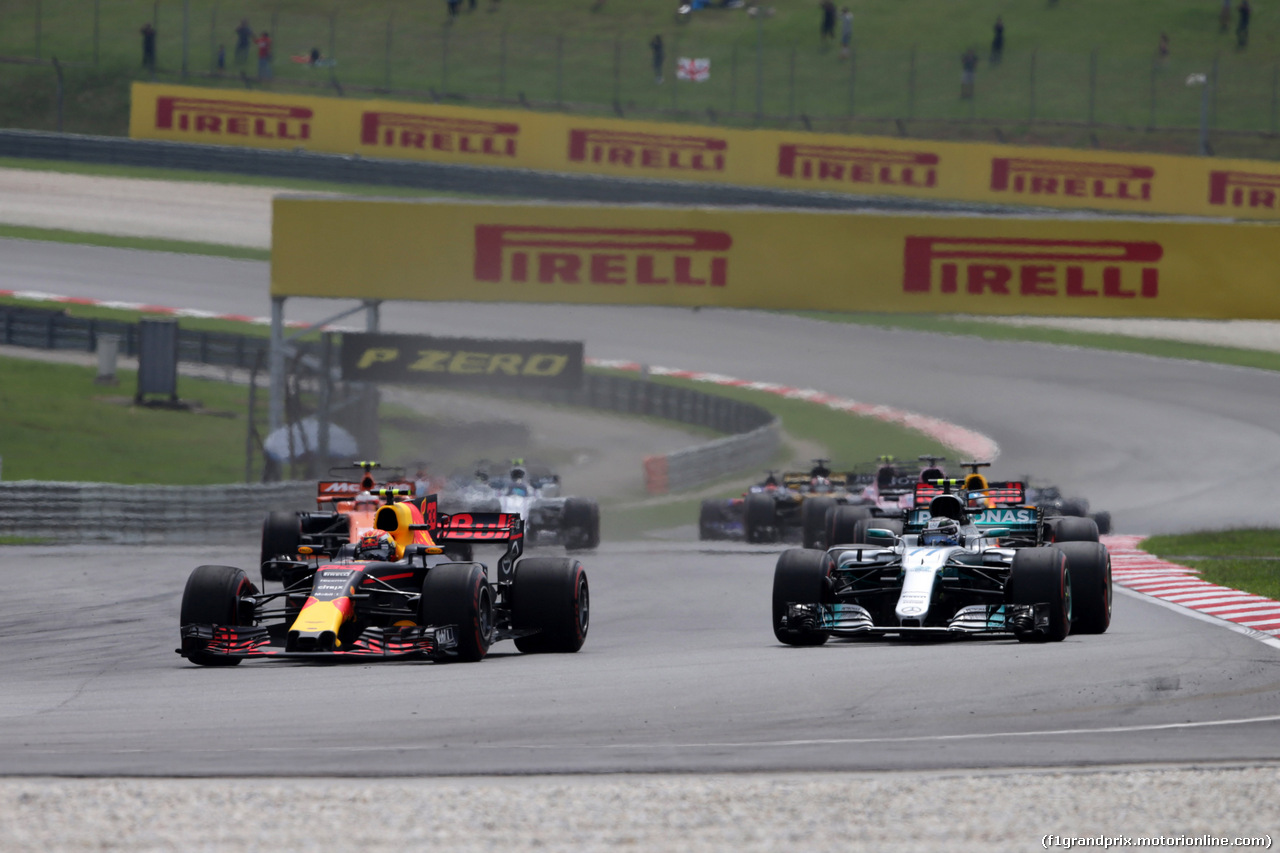 GP MALESIA, 01.10.2017 - Gara, Max Verstappen (NED) Red Bull Racing RB13 e Valtteri Bottas (FIN) Mercedes AMG F1 W08