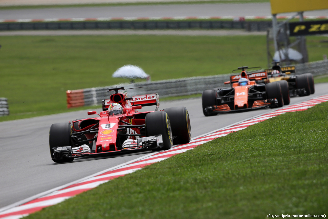 GP MALESIA, 01.10.2017 - Gara, Sebastian Vettel (GER) Ferrari SF70H davanti a Fernando Alonso (ESP) McLaren MCL32
