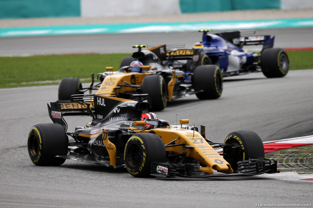 GP MALESIA, 01.10.2017 - Gara, Nico Hulkenberg (GER) Renault Sport F1 Team RS17 davanti a Esteban Ocon (FRA) Sahara Force India F1 VJM10