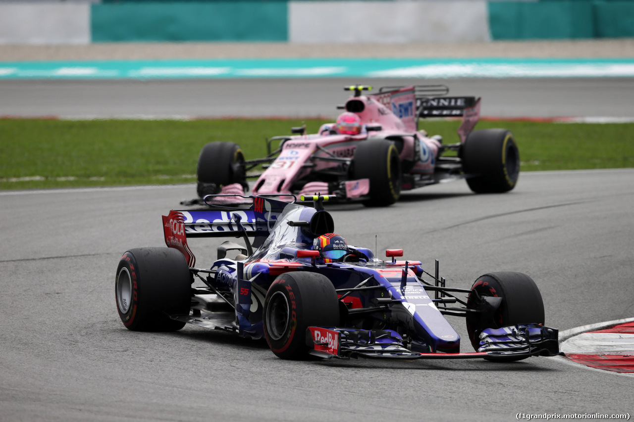 GP MALESIA, 01.10.2017 - Gara, Carlos Sainz Jr (ESP) Scuderia Toro Rosso STR12 davanti a Esteban Ocon (FRA) Sahara Force India F1 VJM10