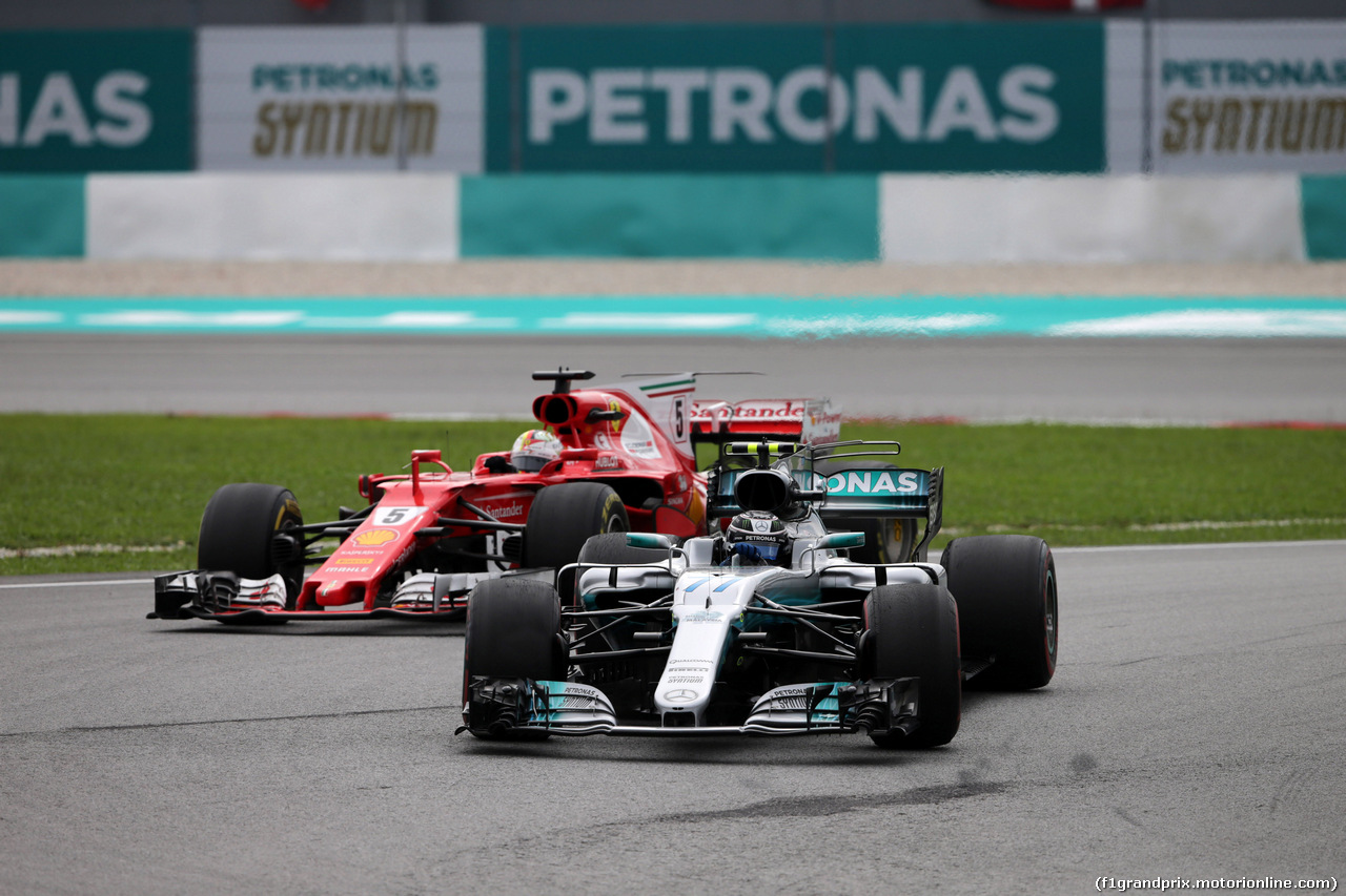 GP MALESIA, 01.10.2017 - Gara, Sebastian Vettel (GER) Ferrari SF70H e Valtteri Bottas (FIN) Mercedes AMG F1 W08