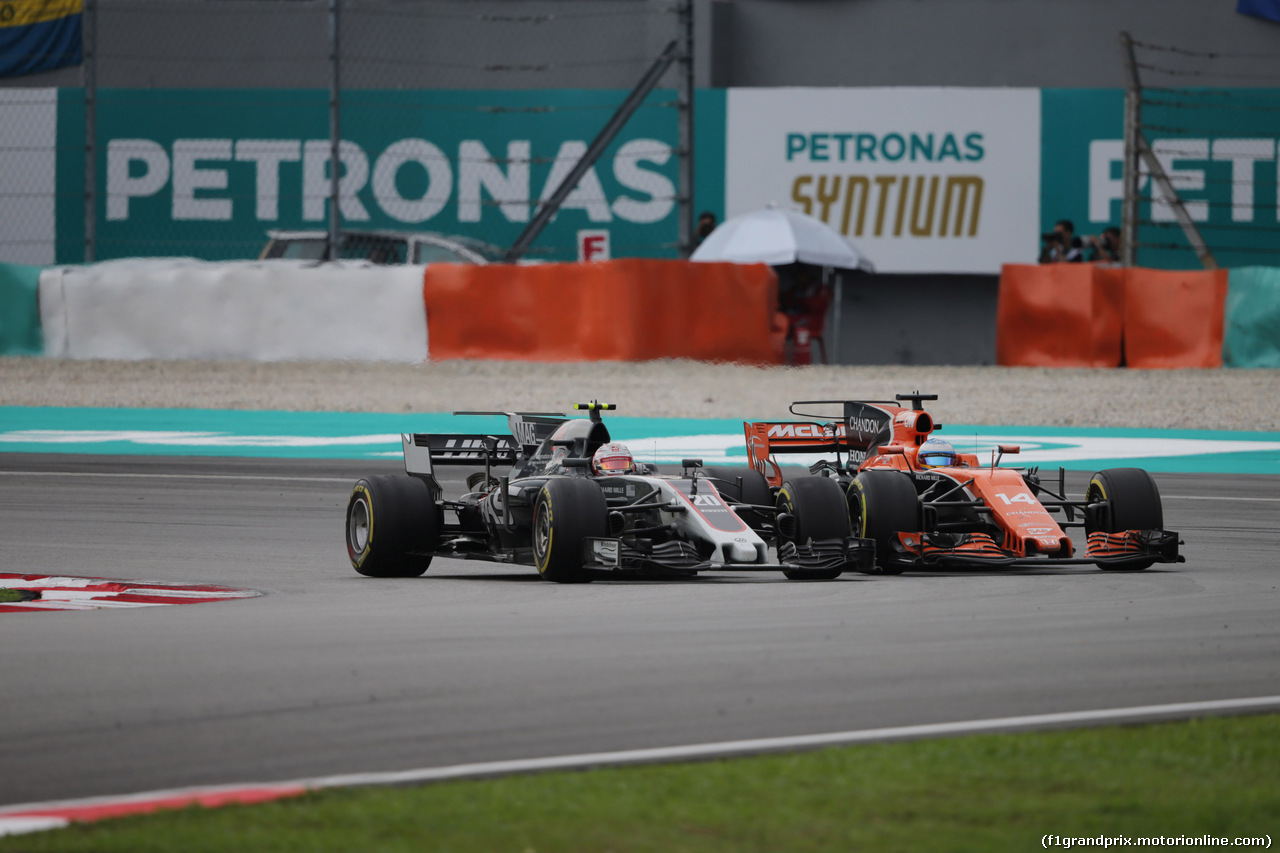 GP MALESIA, 01.10.2017 - Gara, Kevin Magnussen (DEN) Haas F1 Team VF-17 e Fernando Alonso (ESP) McLaren MCL32
