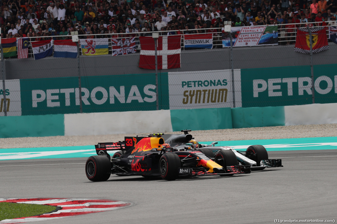 GP MALESIA, 01.10.2017 - Gara, Max Verstappen (NED) Red Bull Racing RB13 overtakes Lewis Hamilton (GBR) Mercedes AMG F1 W08