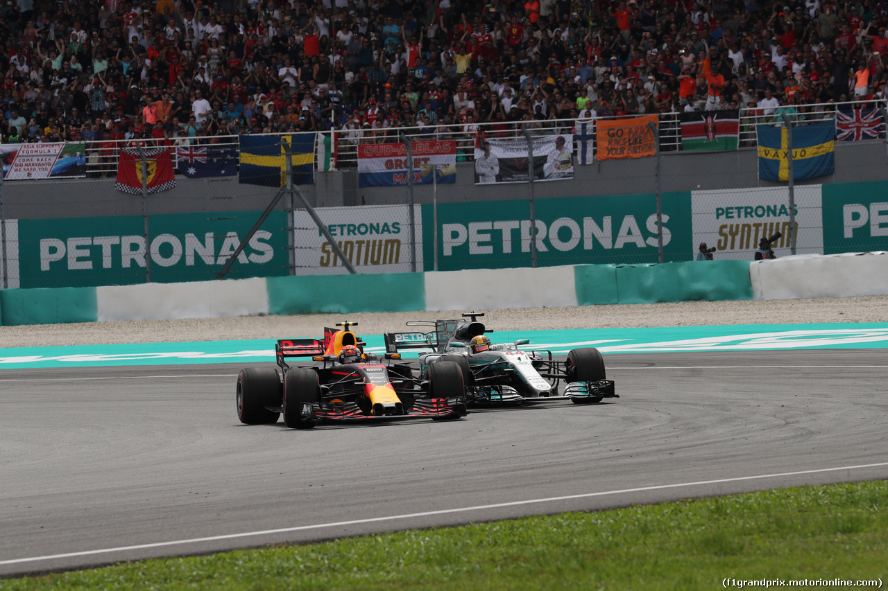 GP MALESIA, 01.10.2017 - Gara, Max Verstappen (NED) Red Bull Racing RB13 overtakes Lewis Hamilton (GBR) Mercedes AMG F1 W08