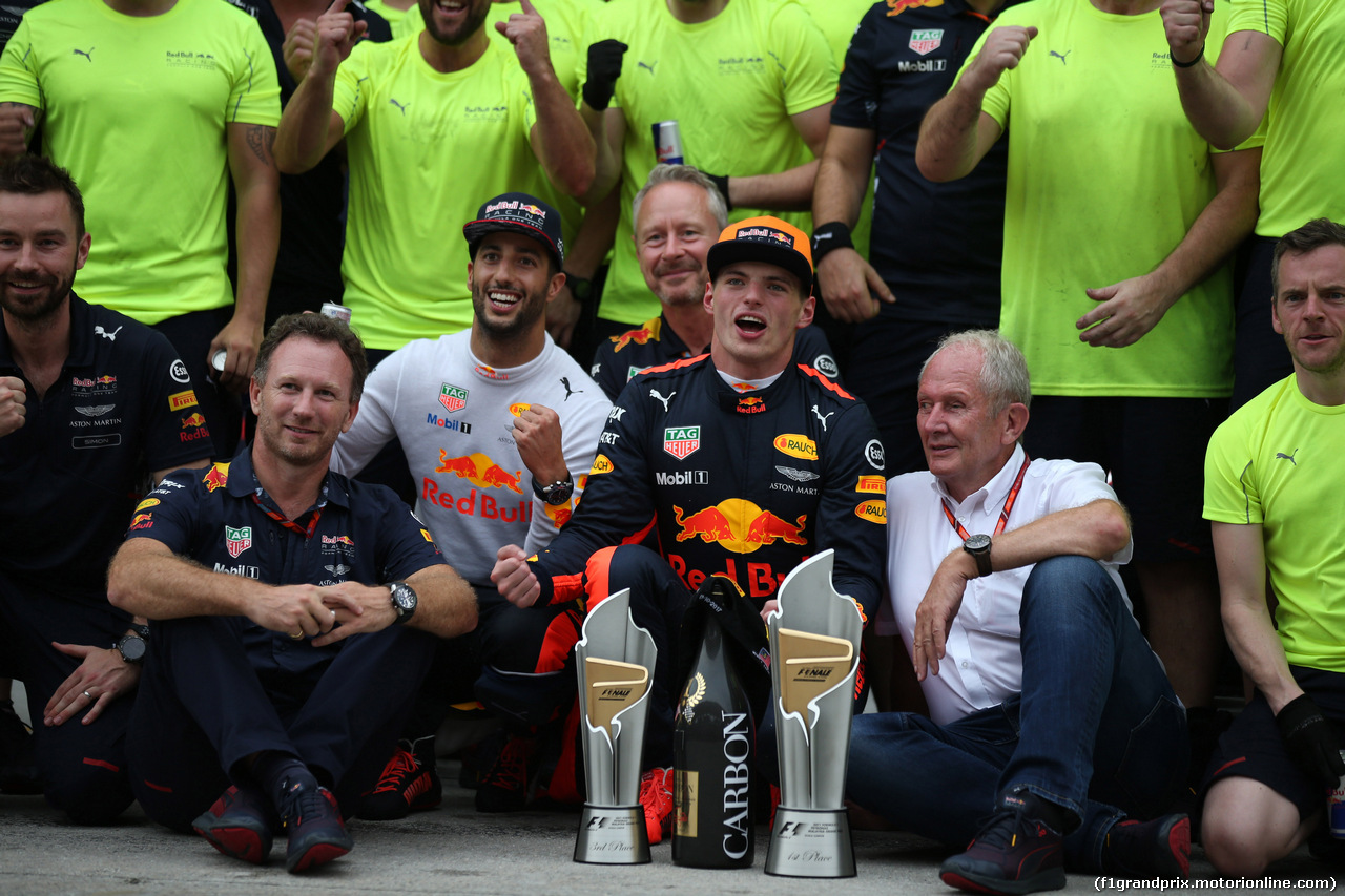 GP MALESIA, 01.10.2017 - Gara, Festeggiamenti, Max Verstappen (NED) Red Bull Racing RB13 vincitore e Daniel Ricciardo (AUS) Red Bull Racing RB13 3rd place