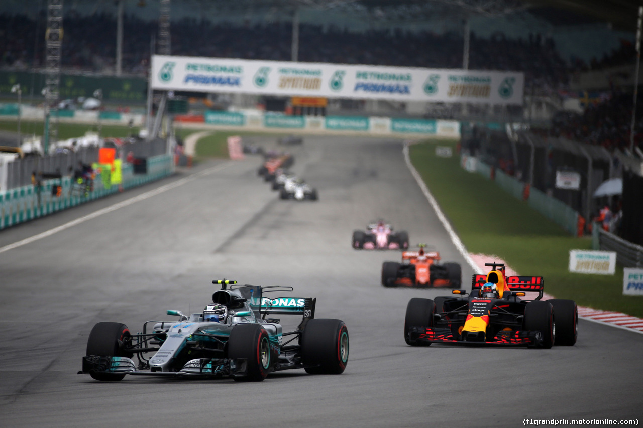 GP MALESIA, 01.10.2017 - Gara, Valtteri Bottas (FIN) Mercedes AMG F1 W08 e Daniel Ricciardo (AUS) Red Bull Racing RB13