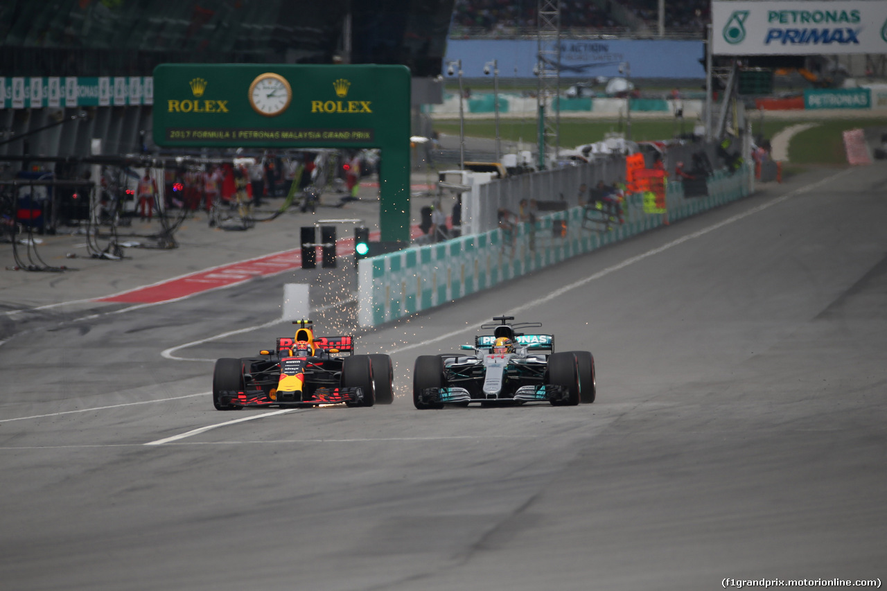 GP MALESIA, 01.10.2017 - Gara, Max Verstappen (NED) Red Bull Racing RB13 e Lewis Hamilton (GBR) Mercedes AMG F1 W08