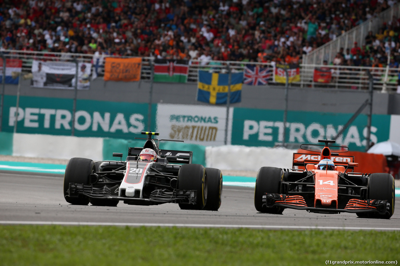 GP MALESIA, 01.10.2017 - Gara, Kevin Magnussen (DEN) Haas F1 Team VF-17 e Fernando Alonso (ESP) McLaren MCL32