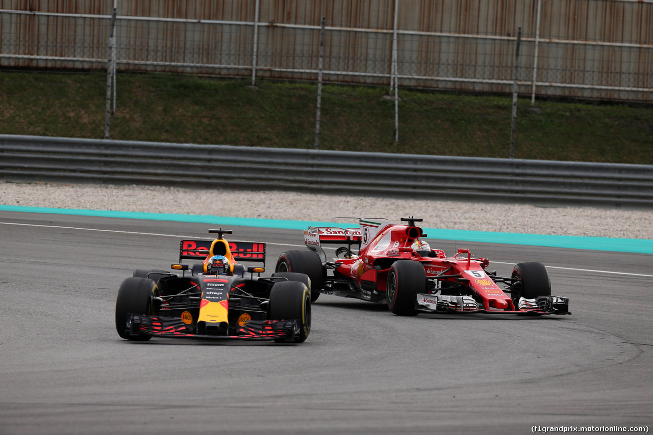 GP MALESIA, 01.10.2017 - Gara, Daniel Ricciardo (AUS) Red Bull Racing RB13 e Sebastian Vettel (GER) Ferrari SF70H