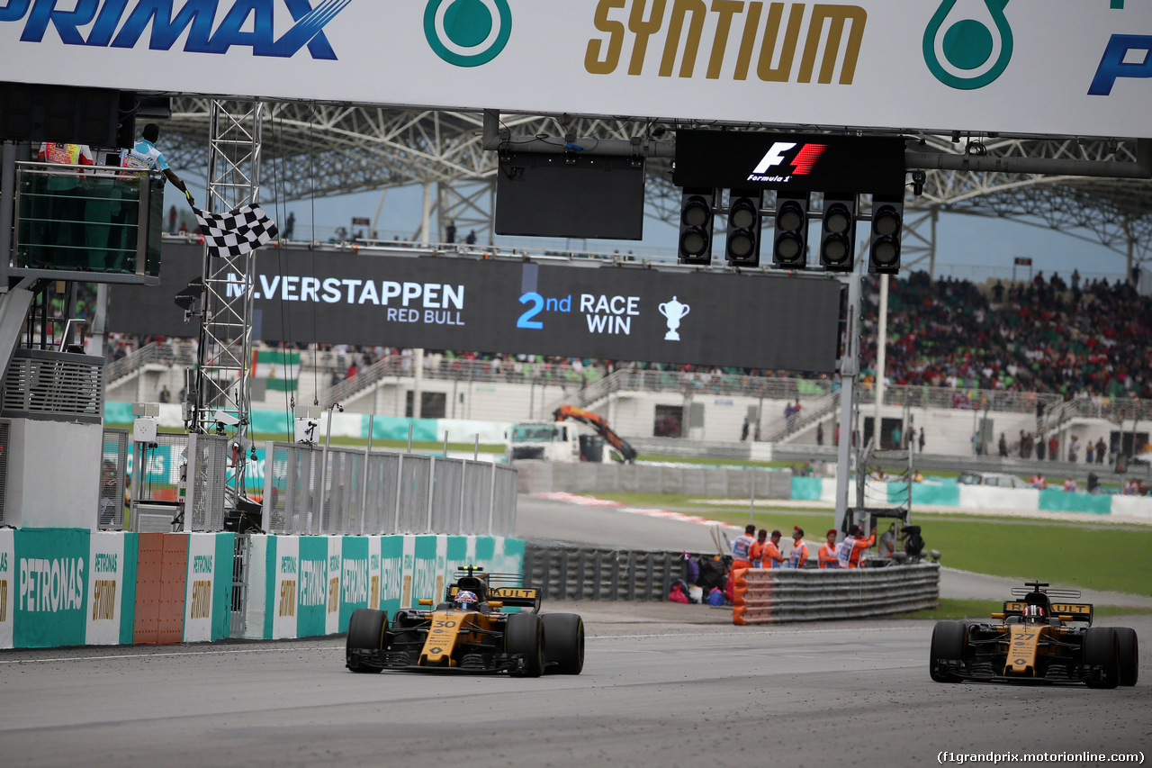 GP MALESIA, 01.10.2017 - Gara, Jolyon Palmer (GBR) Renault Sport F1 Team RS17 e Nico Hulkenberg (GER) Renault Sport F1 Team RS17
