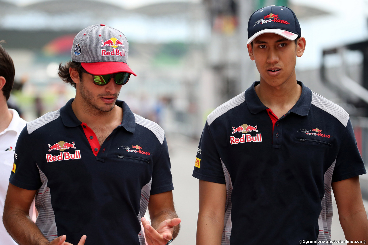 GP MALESIA, 28.09.2017 - Carlos Sainz Jr (ESP) Scuderia Toro Rosso STR12 e Sean Gelael (INA) Test driver, Scuderia Toro Rosso STR12