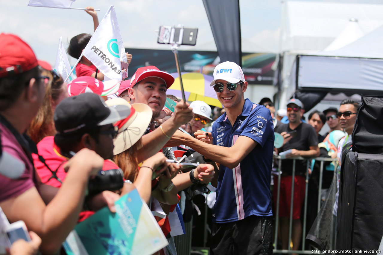 GP MALESIA, 30.09.2017 - Autograph session, Esteban Ocon (FRA) Sahara Force India F1 VJM10