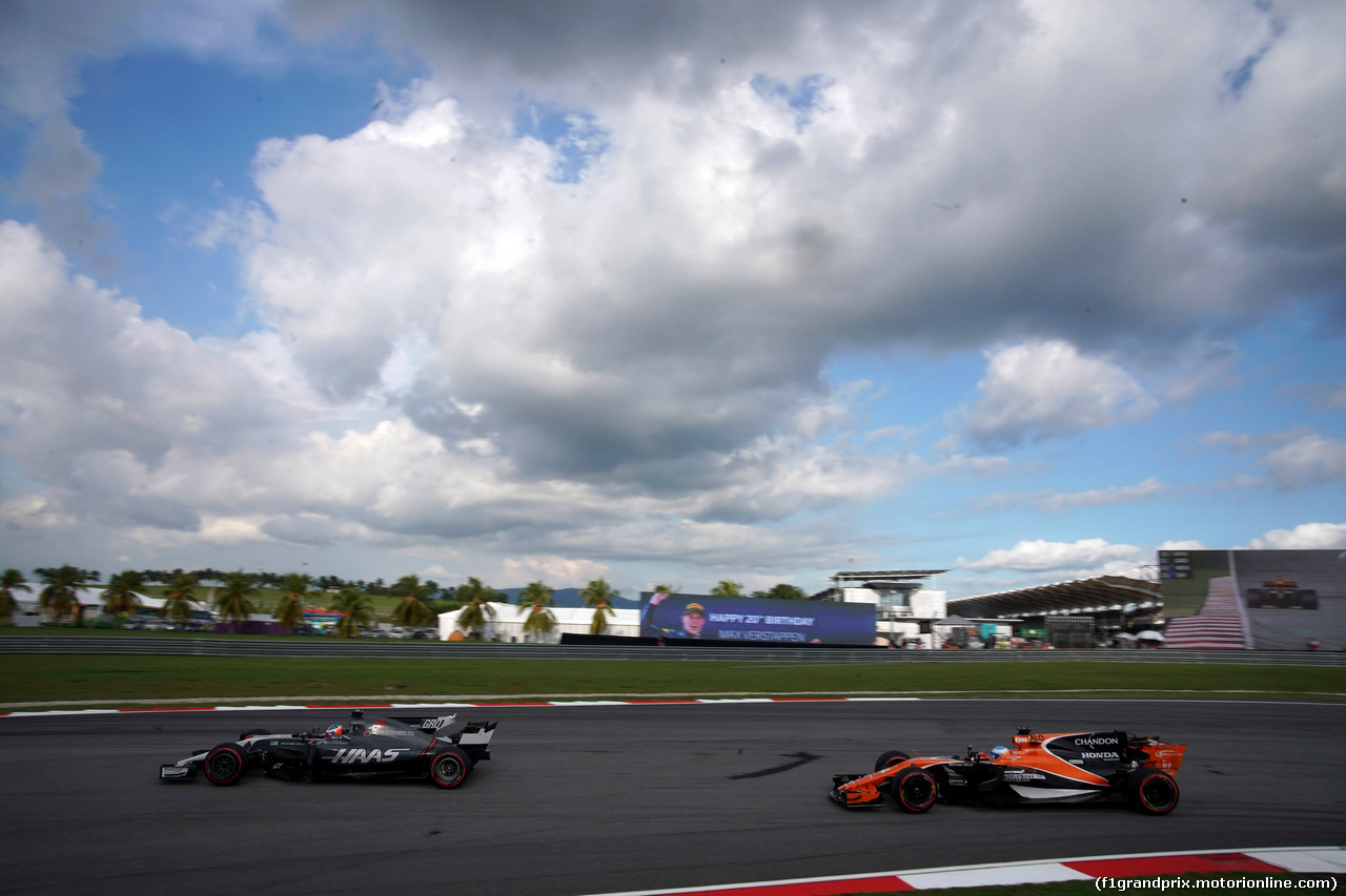 GP MALESIA, 30.09.2017 - Qualifiche, Romain Grosjean (FRA) Haas F1 Team VF-17 e Fernando Alonso (ESP) McLaren MCL32