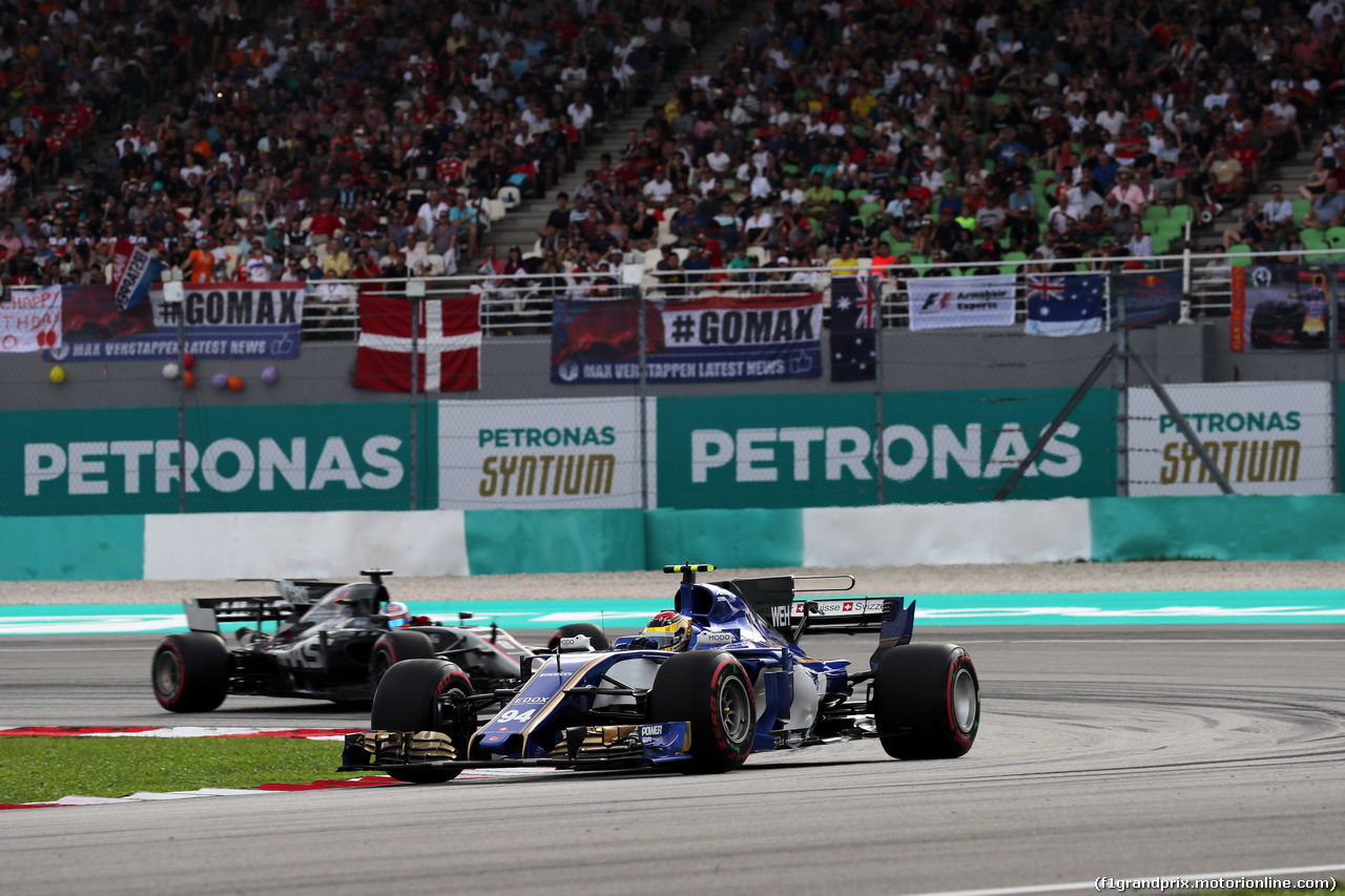 GP MALESIA, 30.09.2017 - Qualifiche, Pascal Wehrlein (GER) Sauber C36 e Romain Grosjean (FRA) Haas F1 Team VF-17
