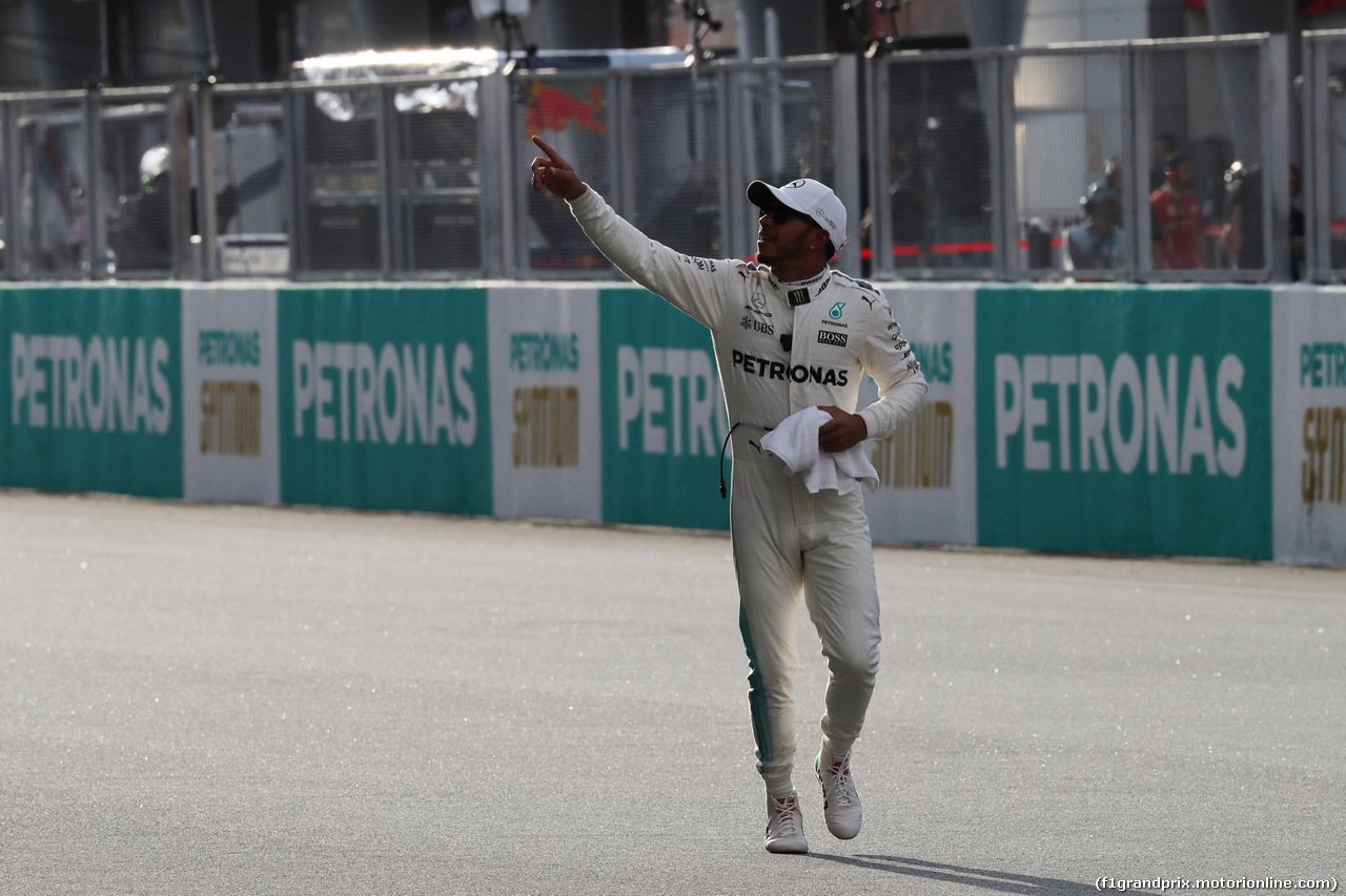 GP MALESIA, 30.09.2017 - Qualifiche, Lewis Hamilton (GBR) Mercedes AMG F1 W08 pole position
