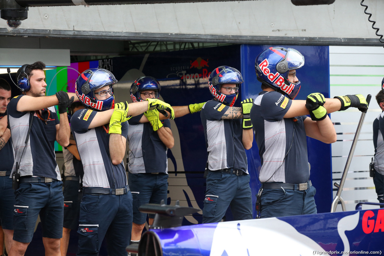 GP MALESIA, 29.09.2017 - Prove Libere 1, Toro Rosso meccanici