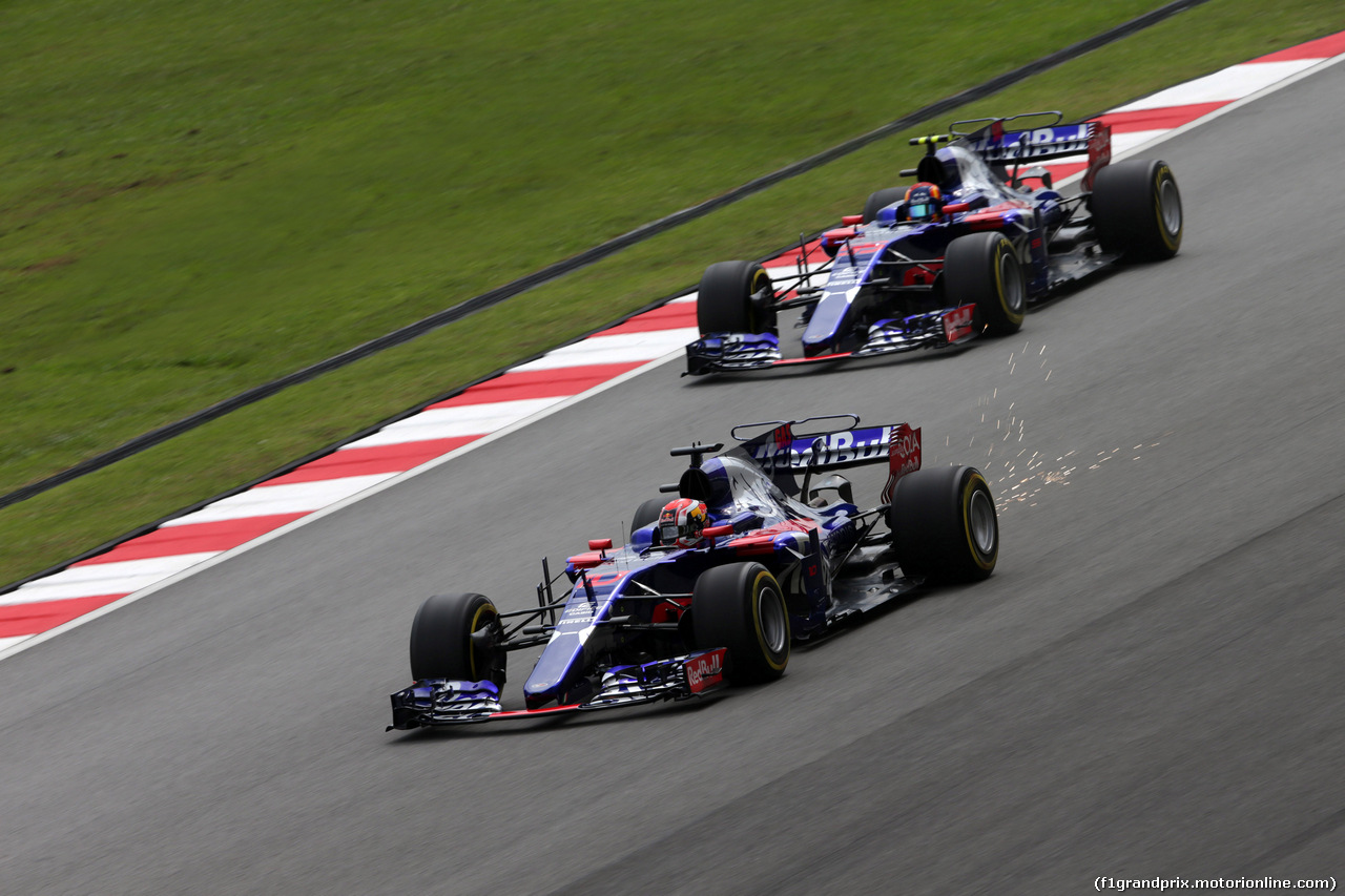 GP MALESIA, 29.09.2017 - Prove Libere 2, Pierre Gasly (FRA) Scuderia Toro Rosso STR12 davanti a Carlos Sainz Jr (ESP) Scuderia Toro Rosso STR12