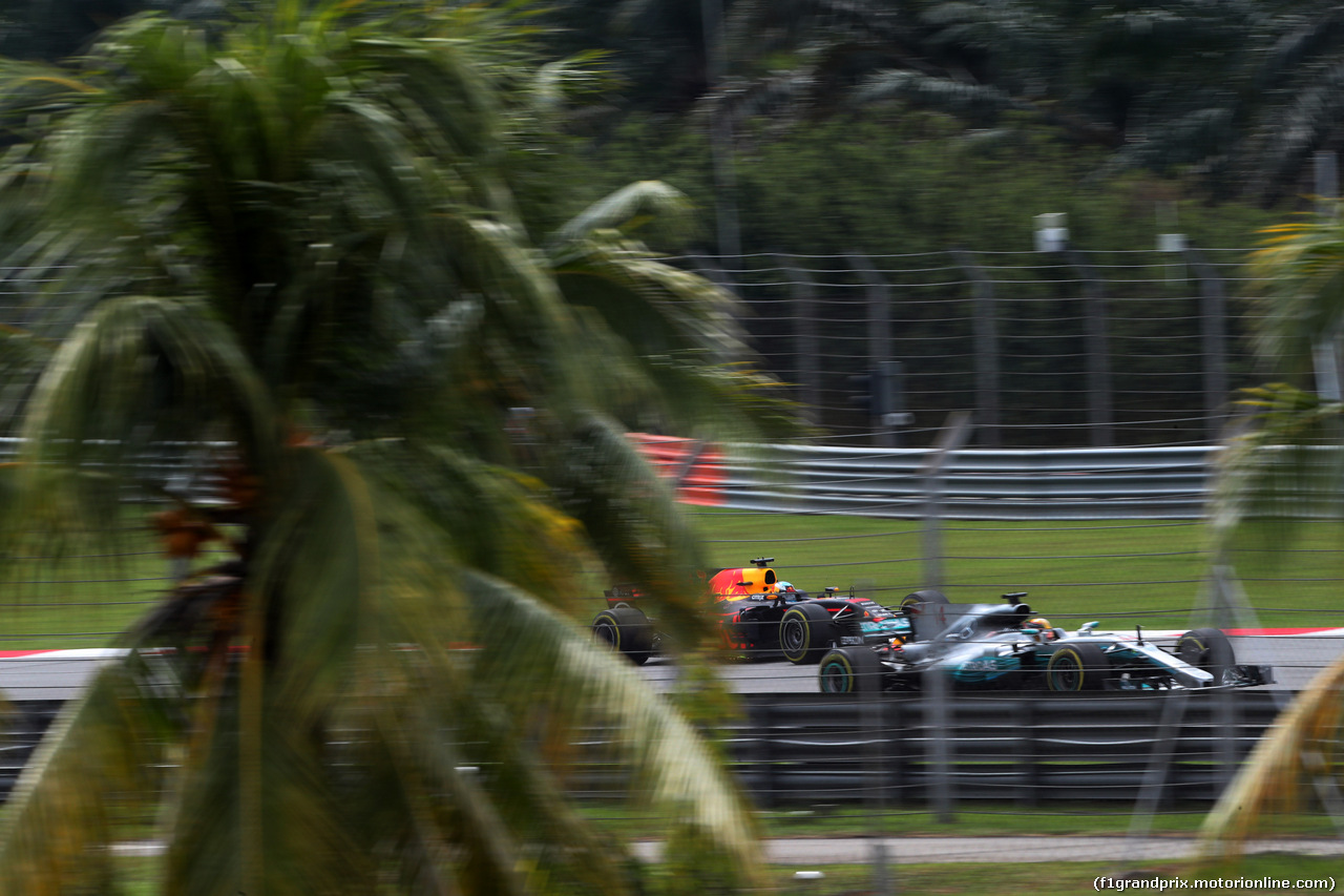 GP MALESIA, 29.09.2017 - Prove Libere 2, Daniel Ricciardo (AUS) Red Bull Racing RB13 e Lewis Hamilton (GBR) Mercedes AMG F1 W08