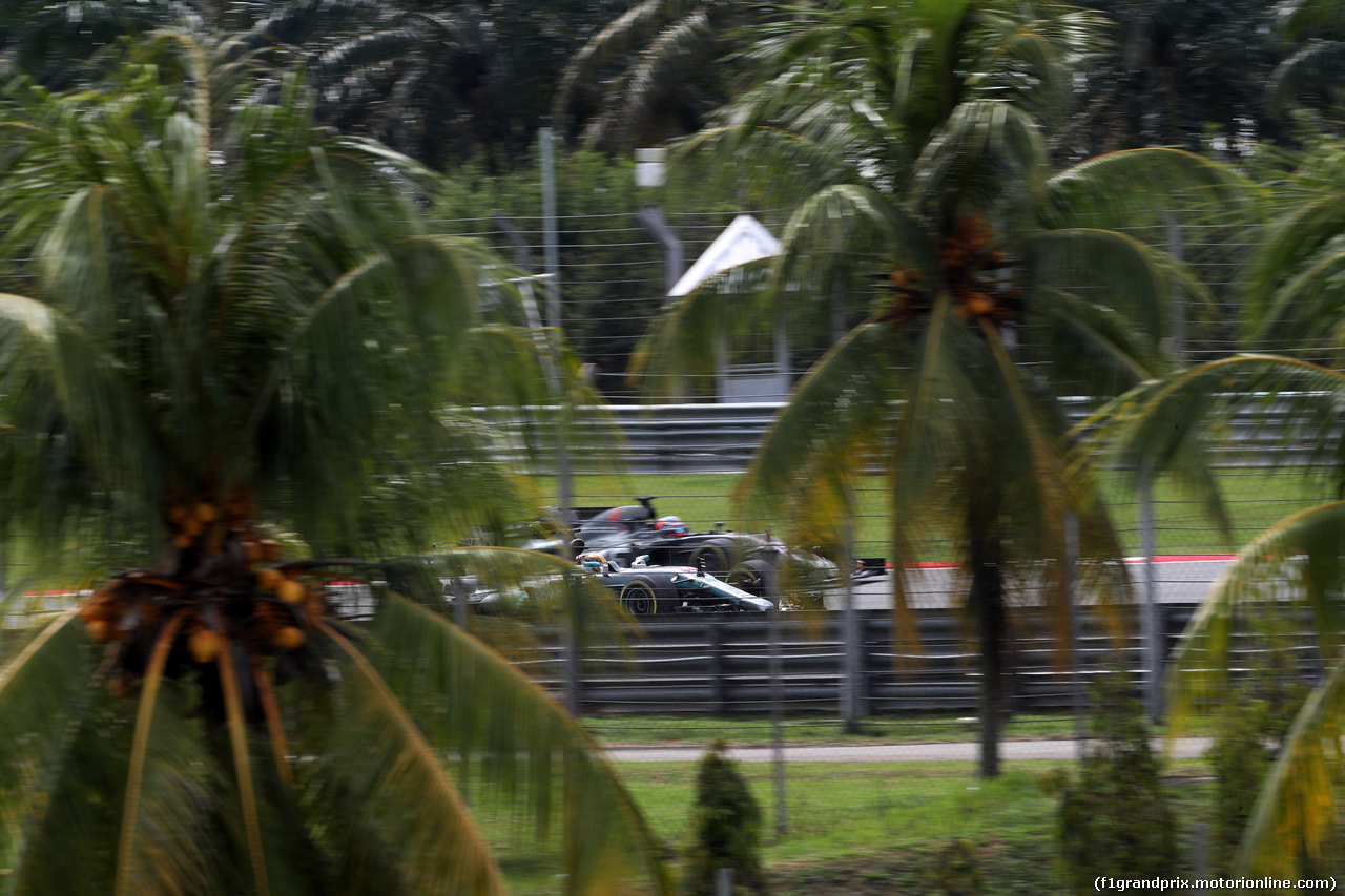 GP MALESIA, 29.09.2017 - Prove Libere 2, Lewis Hamilton (GBR) Mercedes AMG F1 W08 e Romain Grosjean (FRA) Haas F1 Team VF-17