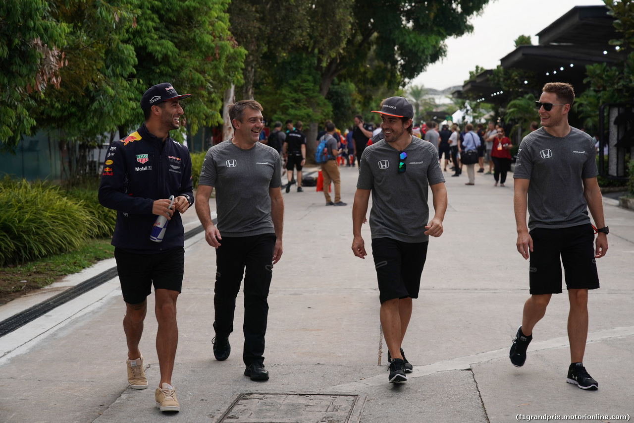 GP MALESIA, 29.09.2017 - Daniel Ricciardo (AUS) Red Bull Racing RB13, Fernando Alonso (ESP) McLaren MCL32 e Stoffel Vandoorne (BEL) McLaren MCL32