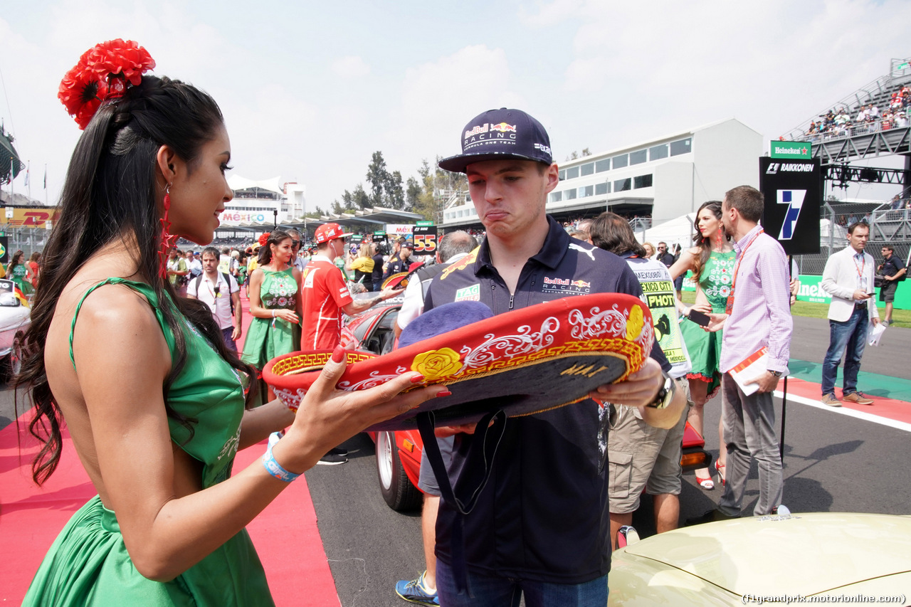 GP MESSICO, 29.10.2017 - Max Verstappen (NED) Red Bull Racing RB13 e griglia Ragazza
