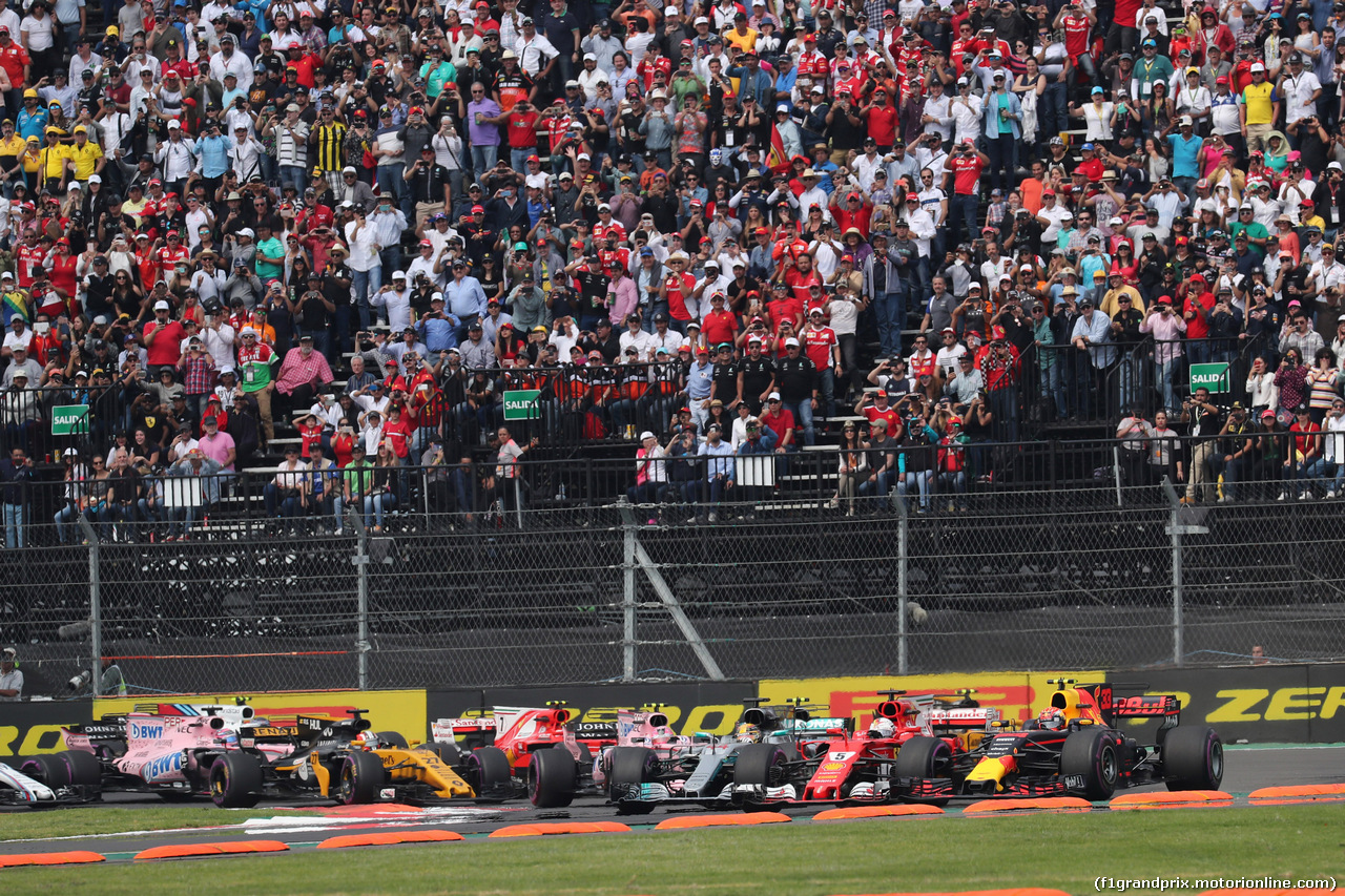 GP MESSICO, 29.10.2017 - Start of the race, Lewis Hamilton (GBR) Mercedes AMG F1 W08, Sebastian Vettel (GER) Ferrari SF70H e Max Verstappen (NED) Red Bull Racing RB13